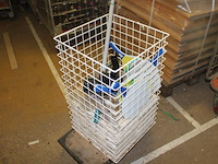 Draadmand met diverse items - afbeelding 2 van  7
