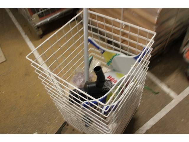 Draadmand met diverse items - afbeelding 4 van  7