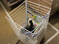 Draadmand met diverse items - afbeelding 4 van  7
