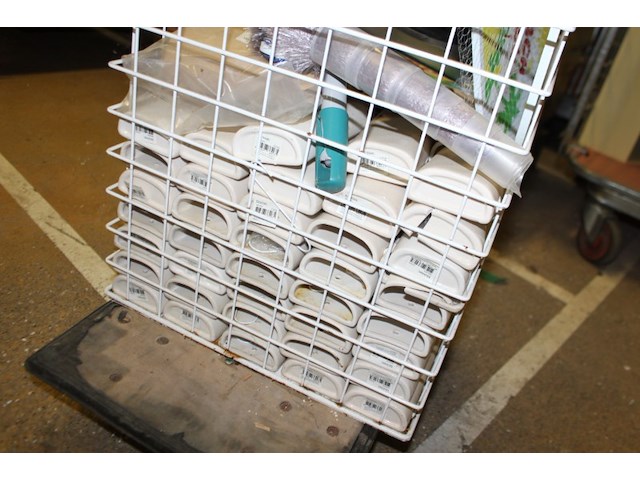 Draadmand met diverse items - afbeelding 6 van  7