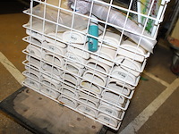 Draadmand met diverse items - afbeelding 6 van  7