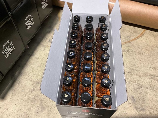 Draadmanden met inhoud jack daniels whiskey - afbeelding 2 van  7