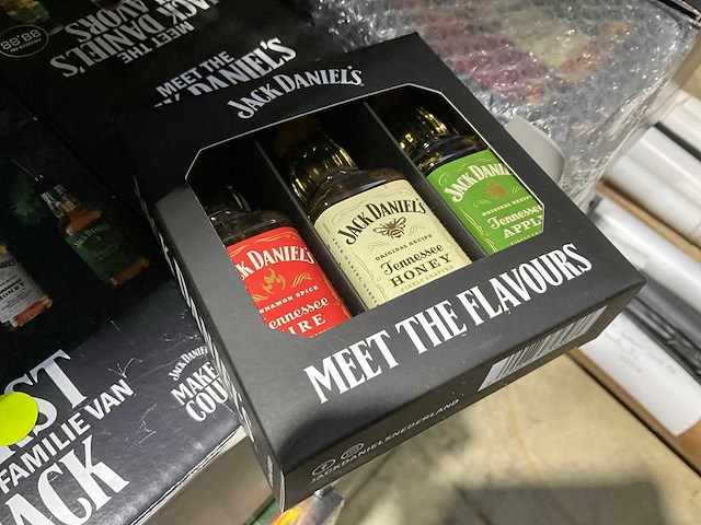 Draadmanden met inhoud jack daniels whiskey - afbeelding 3 van  7