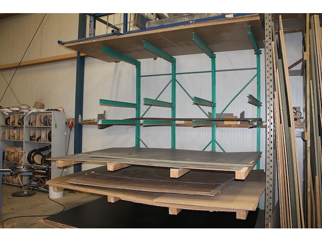 Draagarmstelling bestaande uit vier staanders met hoogte 300 cm en 20 armen met lengte 120 cm. let op! exc... - afbeelding 1 van  4