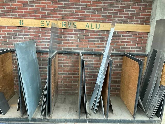 Draagarmstelling en platenrek met inhoud - afbeelding 5 van  14