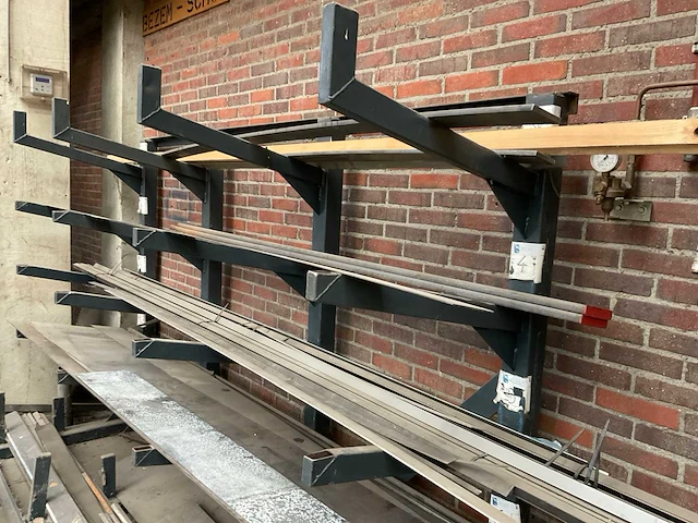 Draagarmstelling en platenrek met inhoud - afbeelding 11 van  14