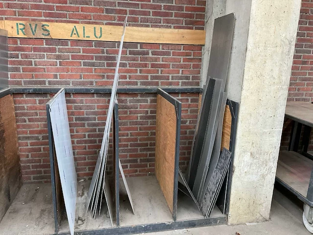 Draagarmstelling en platenrek met inhoud - afbeelding 6 van  14