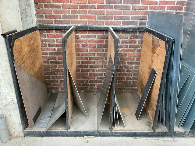 Draagarmstelling en platenrek met inhoud - afbeelding 4 van  14