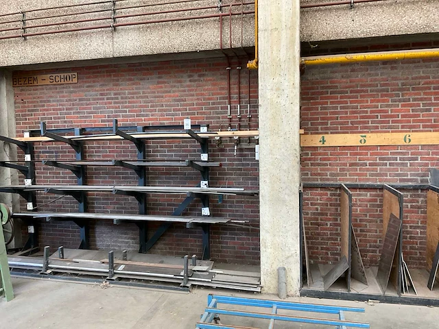 Draagarmstelling en platenrek met inhoud - afbeelding 1 van  14
