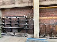 Draagarmstelling en platenrek met inhoud