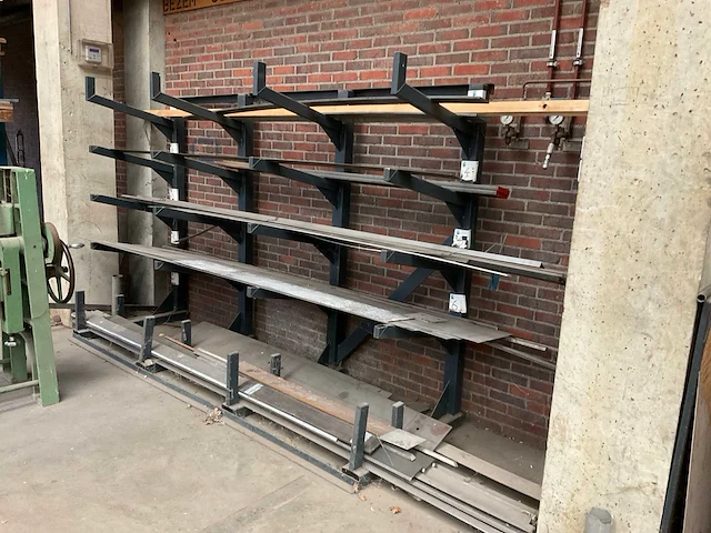 Draagarmstelling en platenrek met inhoud - afbeelding 7 van  14