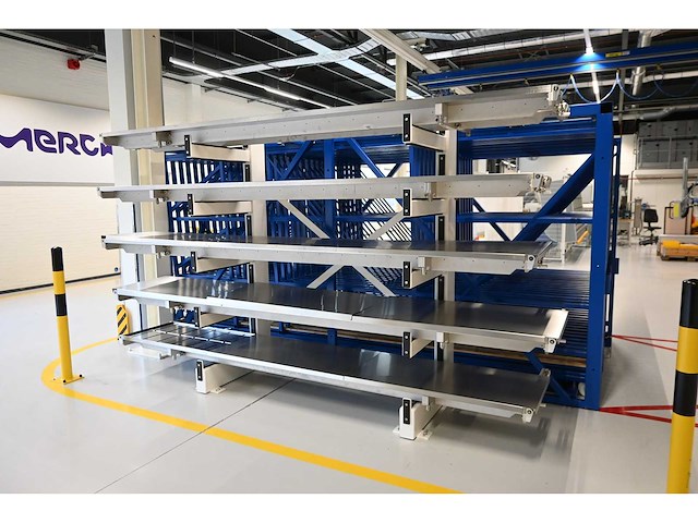 Draagarmstelling met 5 rvs filling station lcd cellen vulbeds - afbeelding 1 van  6