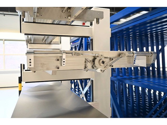 Draagarmstelling met 5 rvs filling station lcd cellen vulbeds - afbeelding 6 van  6