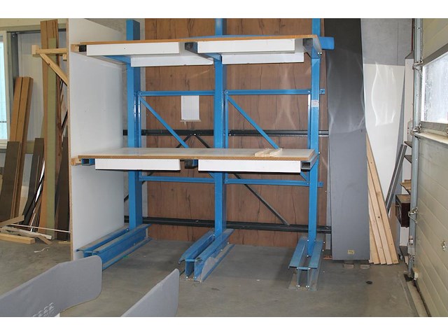 Draagarmstelling met drie x twee armen met lengte 100 cm, hoogte 252 cm, twee legbladen en zijwand. - afbeelding 1 van  5