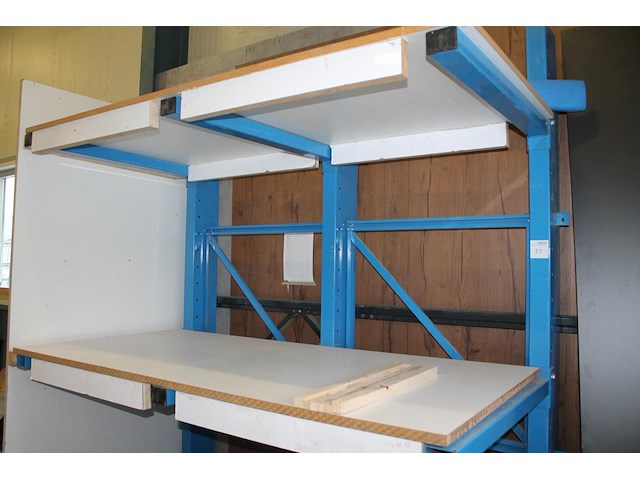 Draagarmstelling met drie x twee armen met lengte 100 cm, hoogte 252 cm, twee legbladen en zijwand. - afbeelding 2 van  5