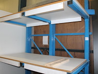 Draagarmstelling met drie x twee armen met lengte 100 cm, hoogte 252 cm, twee legbladen en zijwand. - afbeelding 2 van  5