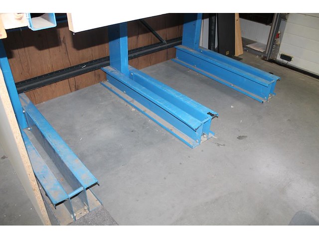 Draagarmstelling met drie x twee armen met lengte 100 cm, hoogte 252 cm, twee legbladen en zijwand. - afbeelding 3 van  5