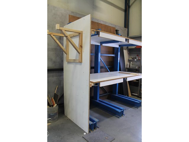 Draagarmstelling met drie x twee armen met lengte 100 cm, hoogte 252 cm, twee legbladen en zijwand. - afbeelding 4 van  5