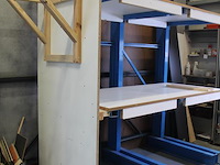 Draagarmstelling met drie x twee armen met lengte 100 cm, hoogte 252 cm, twee legbladen en zijwand. - afbeelding 4 van  5