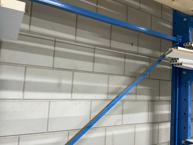 Draagarmstelling met inhoud waaronder; keralit gevelbekleding, vensterbanken en profielen - afbeelding 2 van  27