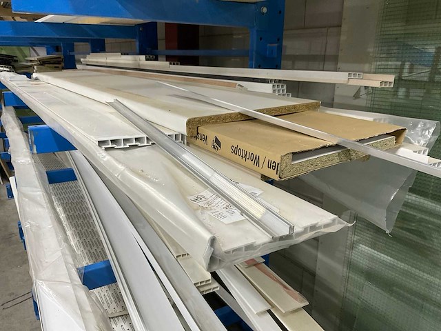 Draagarmstelling met inhoud waaronder; keralit gevelbekleding, vensterbanken en profielen - afbeelding 5 van  27