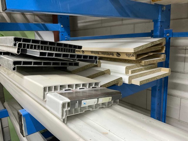 Draagarmstelling met inhoud waaronder; keralit gevelbekleding, vensterbanken en profielen - afbeelding 7 van  27