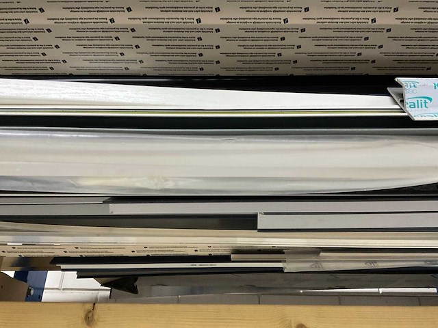 Draagarmstelling met inhoud waaronder; keralit gevelbekleding, vensterbanken en profielen - afbeelding 10 van  27