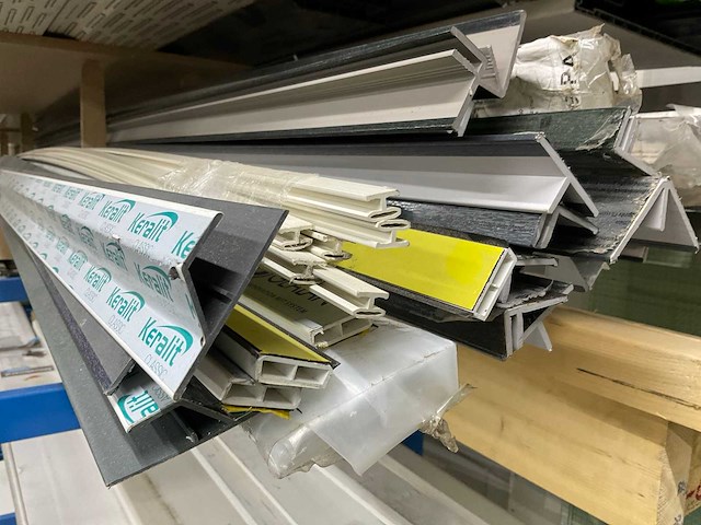 Draagarmstelling met inhoud waaronder; keralit gevelbekleding, vensterbanken en profielen - afbeelding 13 van  27