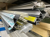 Draagarmstelling met inhoud waaronder; keralit gevelbekleding, vensterbanken en profielen - afbeelding 13 van  27