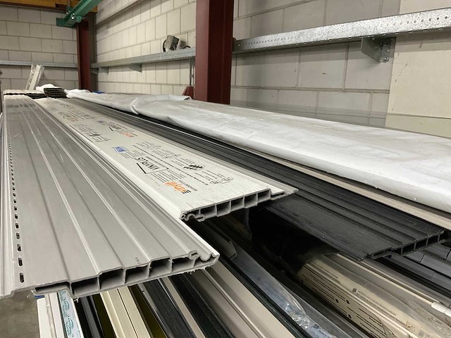 Draagarmstelling met inhoud waaronder; keralit gevelbekleding, vensterbanken en profielen - afbeelding 15 van  27