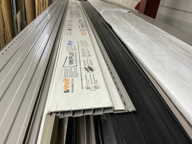 Draagarmstelling met inhoud waaronder; keralit gevelbekleding, vensterbanken en profielen - afbeelding 16 van  27