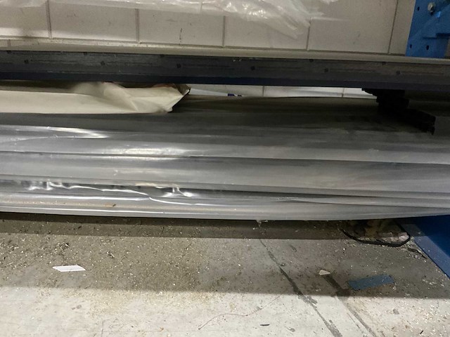 Draagarmstelling met inhoud waaronder; keralit gevelbekleding, vensterbanken en profielen - afbeelding 19 van  27