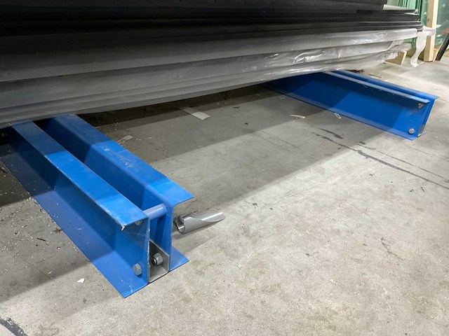 Draagarmstelling met inhoud waaronder; keralit gevelbekleding, vensterbanken en profielen - afbeelding 20 van  27