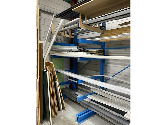 Draagarmstelling met inhoud waaronder; keralit gevelbekleding, vensterbanken en profielen - afbeelding 12 van  27