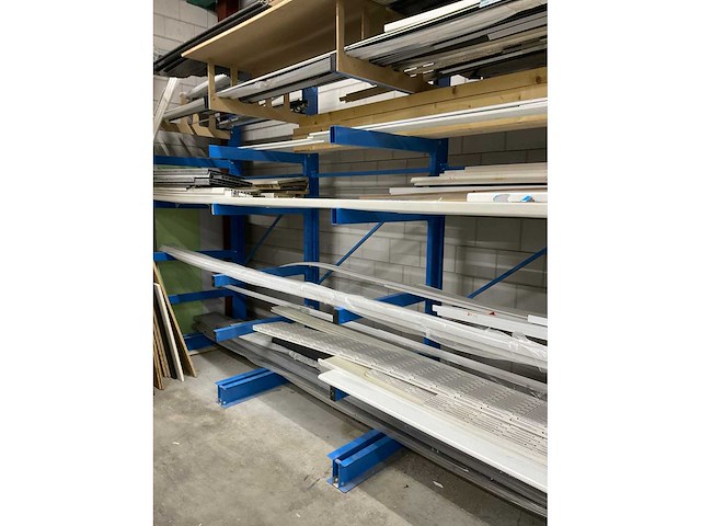 Draagarmstelling met inhoud waaronder; keralit gevelbekleding, vensterbanken en profielen - afbeelding 21 van  27