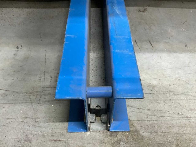 Draagarmstelling met inhoud waaronder; keralit gevelbekleding, vensterbanken en profielen - afbeelding 25 van  27