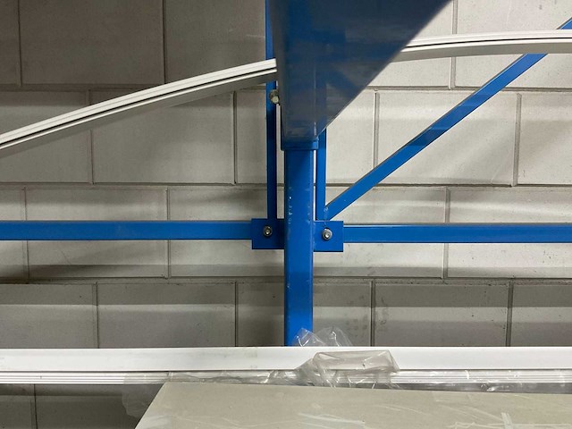 Draagarmstelling met inhoud waaronder; keralit gevelbekleding, vensterbanken en profielen - afbeelding 26 van  27