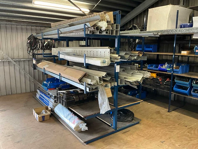 Draagarmstelling met inhoud - afbeelding 1 van  9