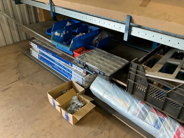 Draagarmstelling met inhoud - afbeelding 3 van  9
