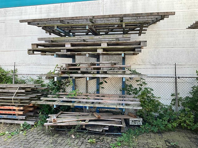 Draagarmstelling met inhoud - afbeelding 1 van  4