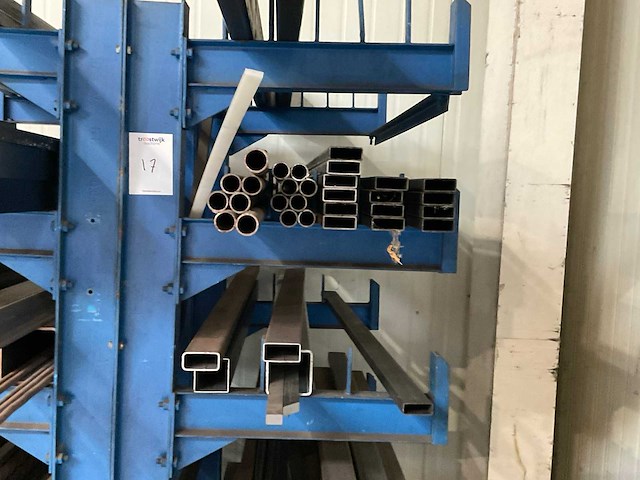 Draagarmstelling met inhoud - afbeelding 2 van  10