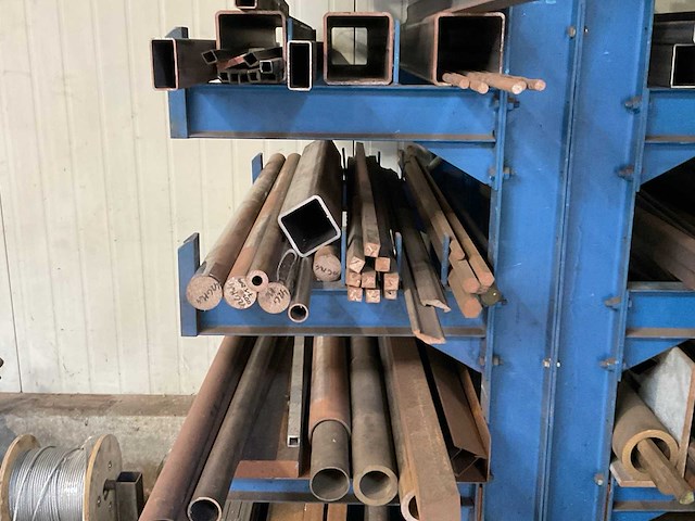 Draagarmstelling met inhoud - afbeelding 7 van  10