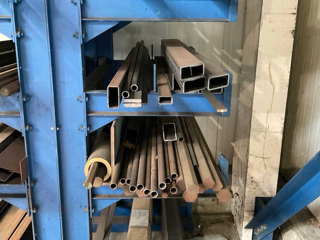 Draagarmstelling met inhoud - afbeelding 10 van  10