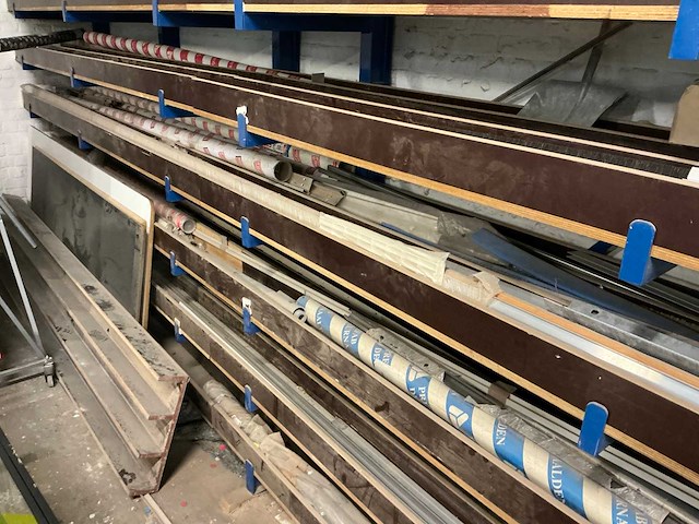 Draagarmstelling met tochtstrip en diverse kozijnonderdelen - afbeelding 2 van  10