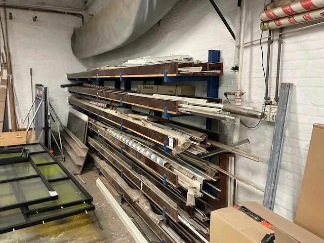 Draagarmstelling met tochtstrip en diverse kozijnonderdelen - afbeelding 1 van  10