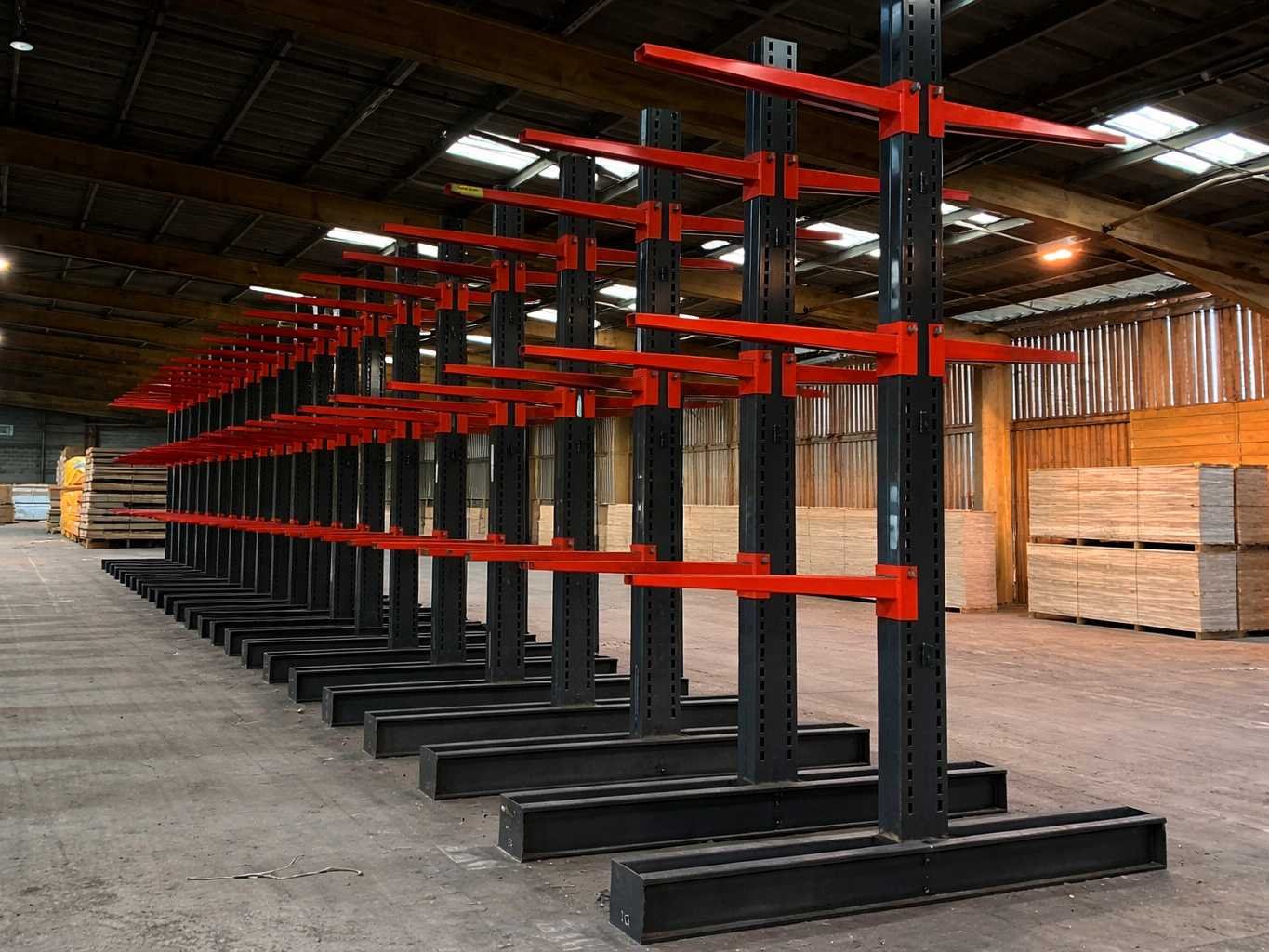 Draagarmstellingen, palletstellingen, legbordstelling, roosters, magazijnbakken en magazijn toebehoren