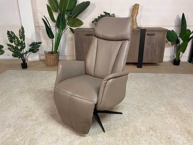 Draaibare leren relax fauteuil - afbeelding 1 van  7
