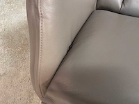 Draaibare leren relax fauteuil - afbeelding 6 van  7