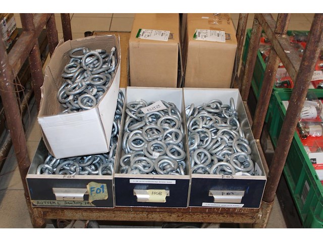 Draaibare ogen in 4 kisten. - afbeelding 1 van  2