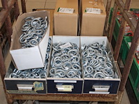 Draaibare ogen in 4 kisten. - afbeelding 1 van  2